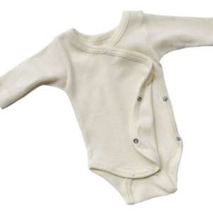 Vêtement pour bébé né prématurément. Habits en laine soie pour bébé prématuré. De la taille 44 à la naissance. Régule la chaleur de bébé, doux et délicat pour la peau. Achat Engel en Suisse
