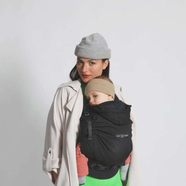 Hoodie carrier 2 de love and radius! Le porte bébé réglable et ergonomique pour porter dès la naissance. Test et achat en suisse romande chez jeteporte