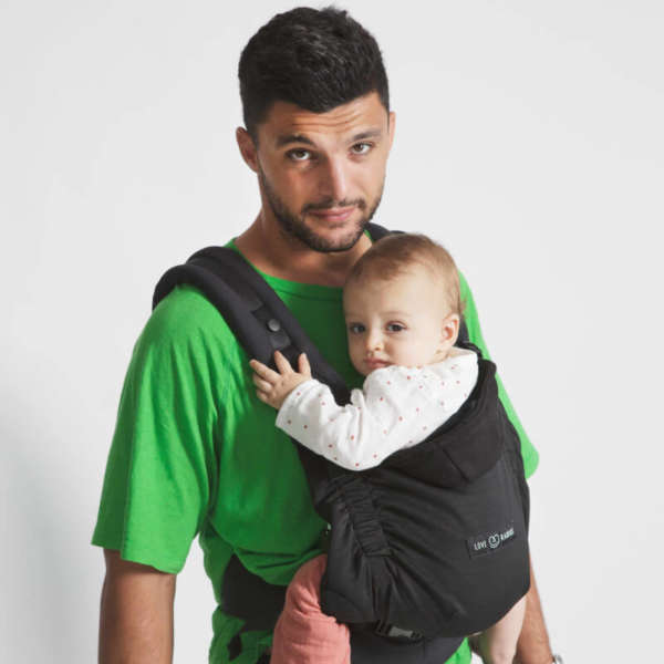 Hoodie carrier 2 de love and radius! Le porte bébé réglable et ergonomique pour porter dès la naissance. Test et achat en suisse romande chez jeteporte