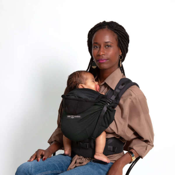 Hoodie carrier 2 de love and radius! Le porte bébé réglable et ergonomique pour porter dès la naissance. Test et achat en suisse romande chez jeteporte