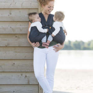 porte bébé pour jumeaux. Portez deux enfants en même temps pour vous simplifier la vie de parents. Physiologique et ergonomique. Achat en suisse