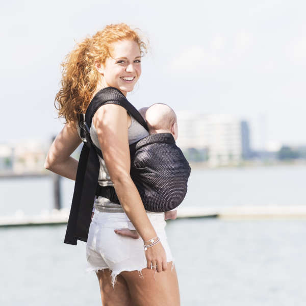 porte bébé pour jumeaux. Portez deux enfants en même temps pour vous simplifier la vie de parents. Physiologique et ergonomique. Achat en suisse