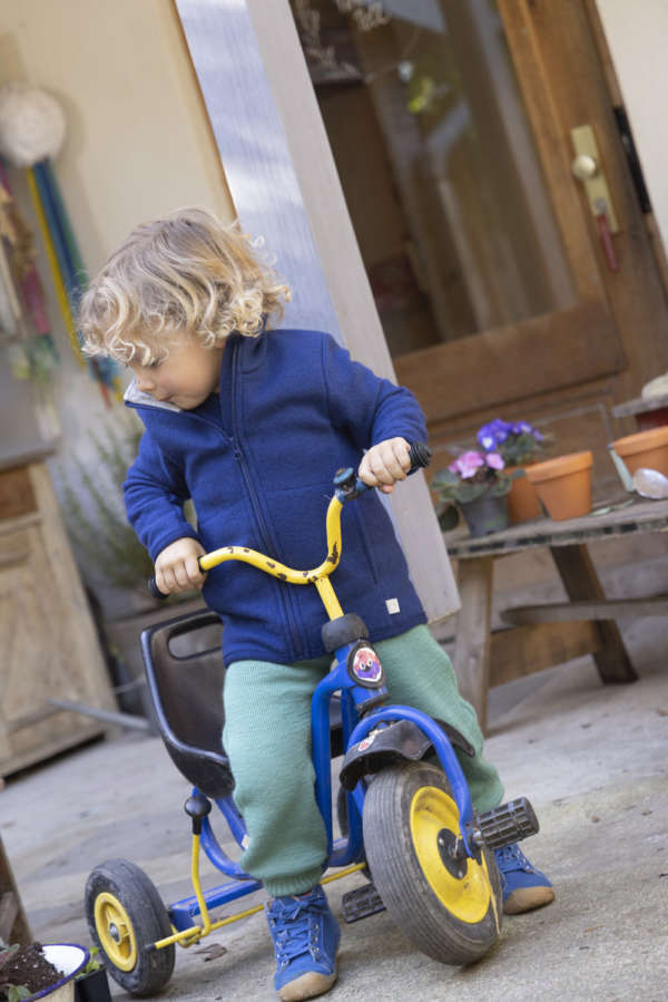 Jaquette polaire en laine mérinos de disana. Idéal pour le printemps et l'entre-saisons. pour enfant. Achat en ligne et en boutique. En suisse, fribourg