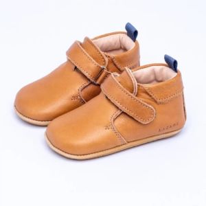 Chaussures souples 1er pas. Semelles flexibles en cuir naturel pour un bon développement du pied de l'enfant. Achat, conseils et test en suisse. Sur Vaud, Fribourg et en ligne. La boutique physiologique JeTePorte