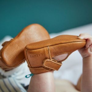 Chaussures souples 1er pas. Semelles flexibles en cuir naturel pour un bon développement du pied de l'enfant. Achat, conseils et test en suisse. Sur Vaud, Fribourg et en ligne. La boutique physiologique JeTePorte