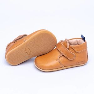 Chaussures souples 1er pas. Semelles flexibles en cuir naturel pour un bon développement du pied de l'enfant. Achat, conseils et test en suisse. Sur Vaud, Fribourg et en ligne. La boutique physiologique JeTePorte