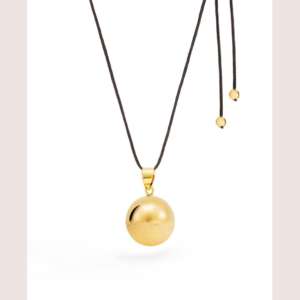 Un bola de grossesse pour accompagné votre bébé avec un doux son. CE bruit va rassurer botre bébé après la naissance. Un magnifique cadeau prenatal pour une futur maman. Un bijoux de lien entre maman et bébé. Achat en suisse sur jeteporte