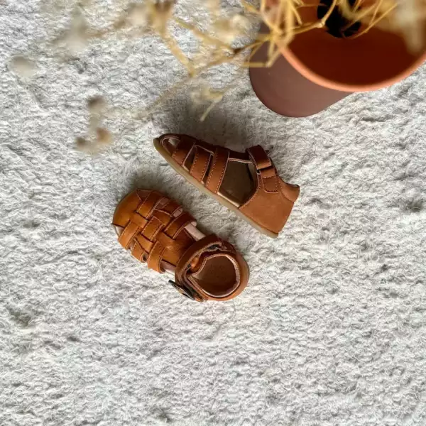 Sandales souples 1er pas. Semelles flexibles en cuir naturel. Achat, conseils et test en suisse. Sur Vaud, Fribourg et en ligne.