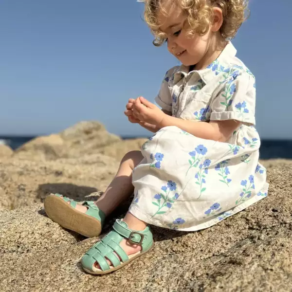 Sandales souples 1er pas. Semelles flexibles en cuir naturel. Achat, conseils et test en suisse. Sur Vaud, Fribourg et en ligne.