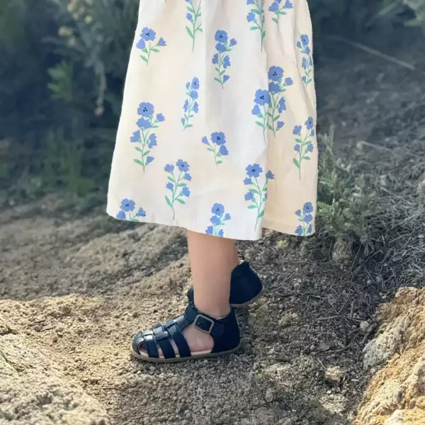 Sandales souples 1er pas. Semelles flexibles en cuir naturel. Achat, conseils et test en suisse. Sur Vaud, Fribourg et en ligne.