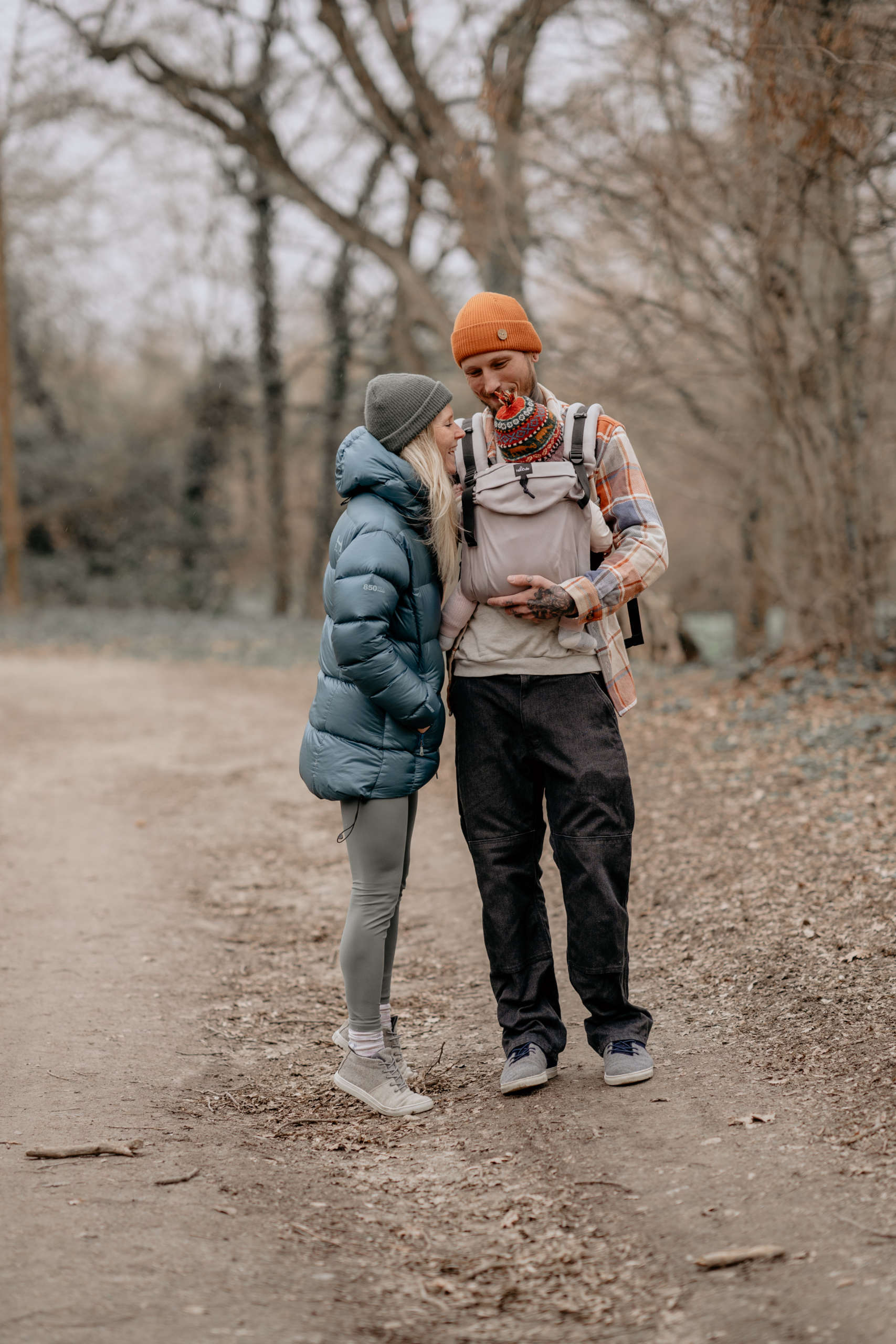 Porte-bébé dès la naissance, physiologique et ergonomique pour la maman et le papa. Réglable pour un nouveau-né. Test et achat en suisse sur Fribourg, à Romont. Jeteporte à 40 minutes de Lausanne
