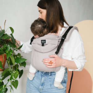Porte-bébé dès la naissance, physiologique et ergonomique pour la maman et le papa. Réglable pour un nouveau-né. Test et achat en suisse sur Fribourg, à Romont. Jeteporte à 40 minutes de Lausanne