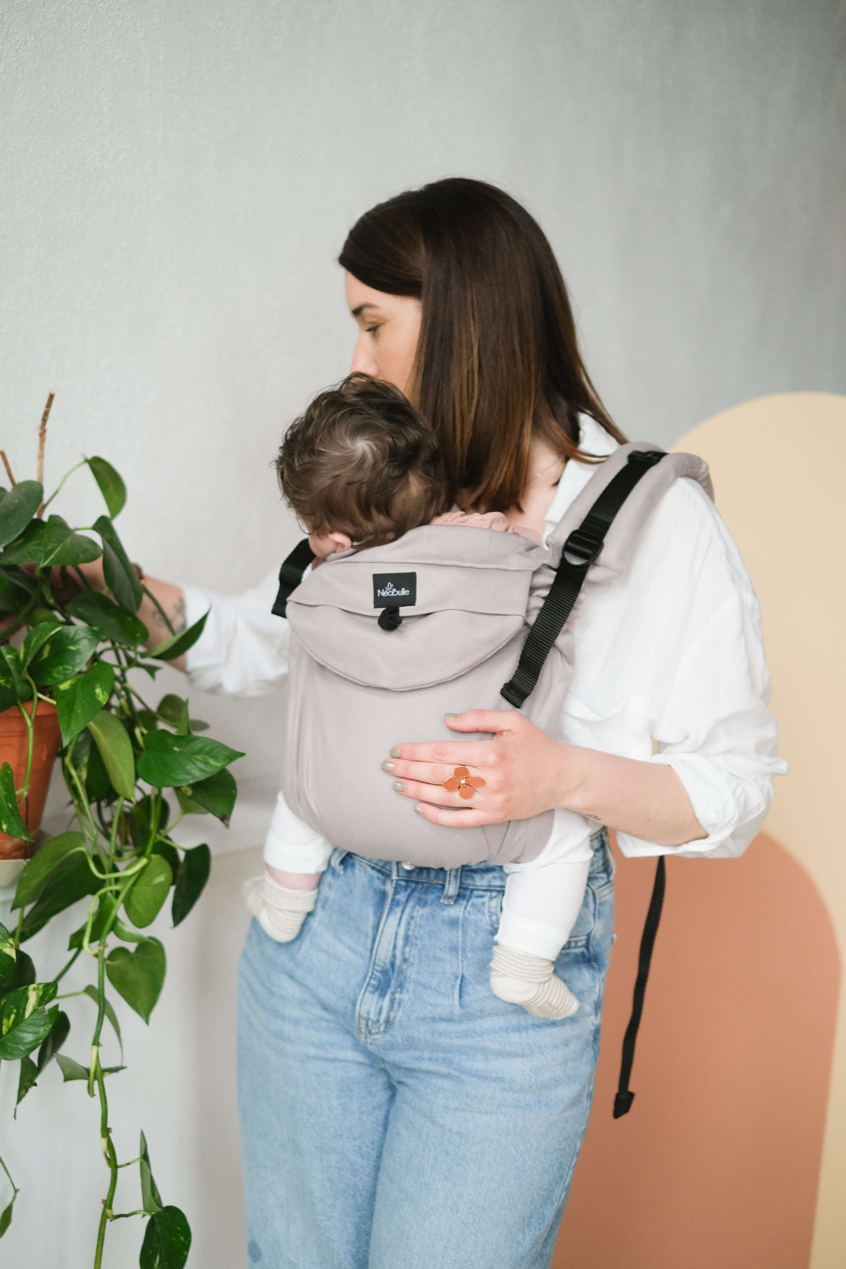 Porte-bébé dès la naissance, physiologique et ergonomique pour la maman et le papa. Réglable pour un nouveau-né. Test et achat en suisse sur Fribourg, à Romont. Jeteporte à 40 minutes de Lausanne