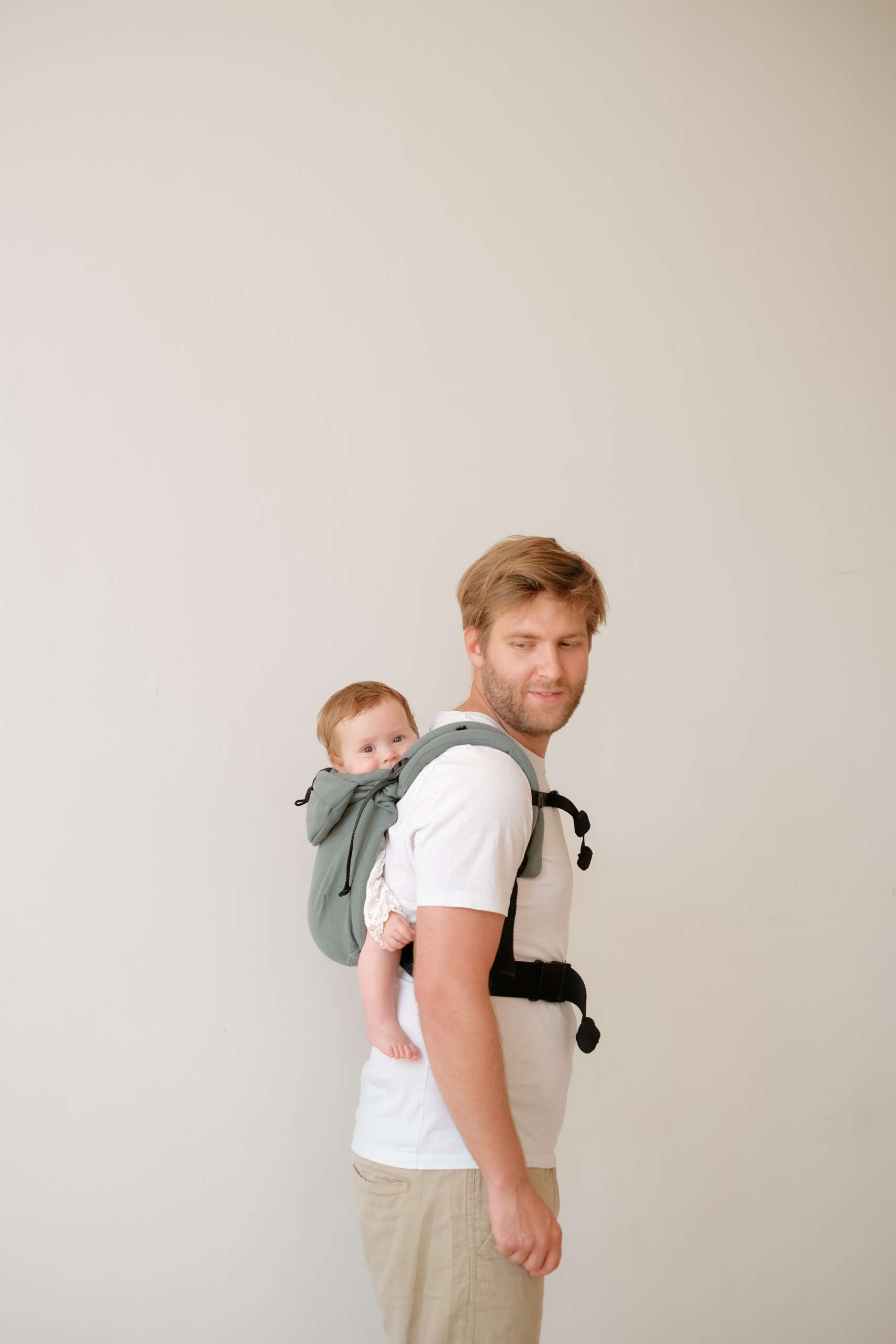 Porte_bébé_Neo_V3_neobulle_portage_physiologique_ergonomique_nouveauné_enfant_suisse_achat (41) Porte-bébé dès 3 mois. Evolutif 3 ans, physiologique et ergonomique pour la maman et le papa. Réglable. Test et achat en suisse sur Fribourg, à Romont. Jeteporte à 40 minutes de Lausanne