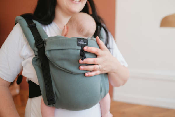 Porte-bébé dès 3 mois. Evolutif 3 ans, physiologique et ergonomique pour la maman et le papa. Réglable. Test et achat en suisse sur Fribourg, à Romont. Jeteporte à 40 minutes de Lausanne