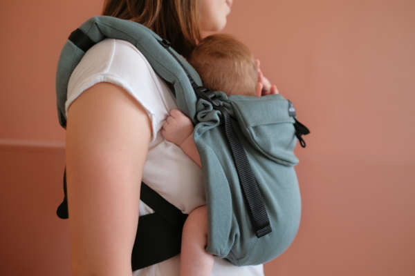 Porte-bébé dès 3 mois. Evolutif 3 ans, physiologique et ergonomique pour la maman et le papa. Réglable. Test et achat en suisse sur Fribourg, à Romont. Jeteporte à 40 minutes de Lausanne