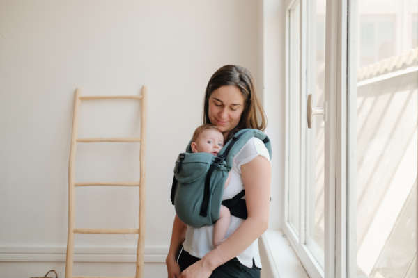 Porte-bébé dès 3 mois. Evolutif 3 ans, physiologique et ergonomique pour la maman et le papa. Réglable. Test et achat en suisse sur Fribourg, à Romont. Jeteporte à 40 minutes de Lausanne