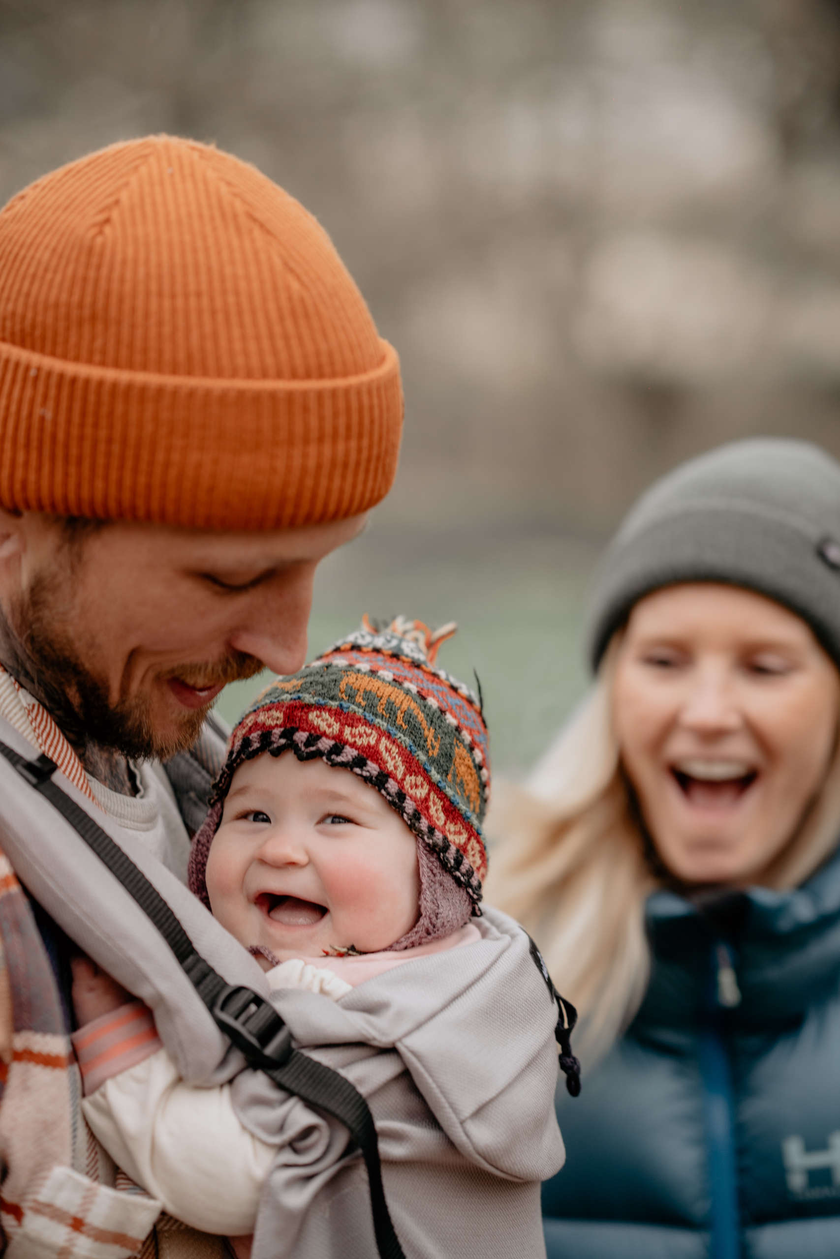 Porte-bébé dès la naissance, physiologique et ergonomique pour la maman et le papa. Réglable pour un nouveau-né. Test et achat en suisse sur Fribourg, à Romont. Jeteporte à 40 minutes de Lausanne