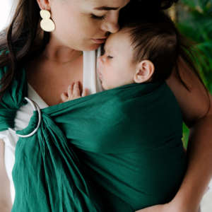 Le sling de portage little frog pour porter votre nouveau né dès la naissance. Physiologique, posture de bebe respectée. Achat en Suisse