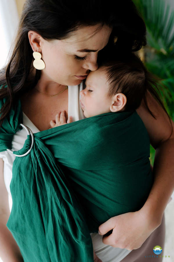 Le sling de portage little frog pour porter votre nouveau né dès la naissance. Physiologique, posture de bebe respectée. Achat en Suisse