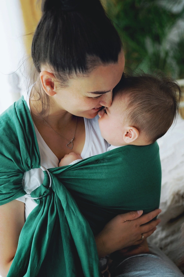 Le sling de portage little frog pour porter votre nouveau né dès la naissance. Physiologique, posture de bebe respectée. Achat en Suisse