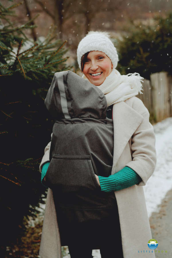 Une couverture de portage pour tenir chaud à votre bébé en hiver, mais aussi au printemps. Idéal se fixe facilement. Achat en suisse
