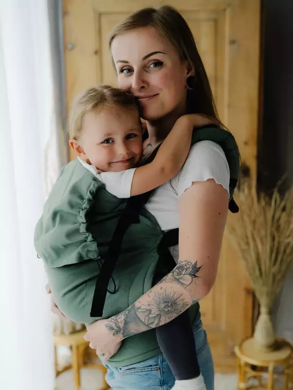 Un porte bébé pour porter votre enfant dès la naissance et aussi un bambin. En lin ou en coton. Trouvez votre sac de portage pour des randonnées en boutique à Romont, Fribourg ou en ligne. Achat en suisse