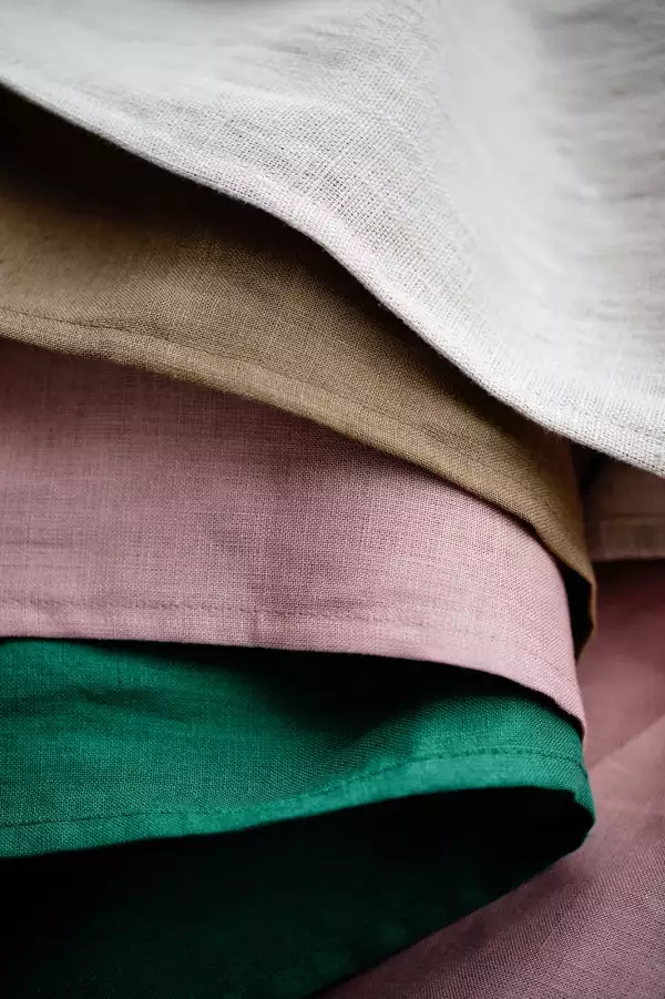 Le sling de portage little frog pour porter votre nouveau né dès la naissance. Physiologique, posture de bebe respectée. Achat en Suisse