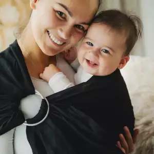 Le sling de portage little frog pour porter votre nouveau né dès la naissance. Physiologique, posture de bebe respectée. Achat en Suisse