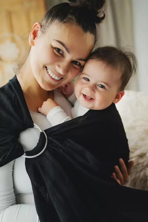 Le sling de portage little frog pour porter votre nouveau né dès la naissance. Physiologique, posture de bebe respectée. Achat en Suisse