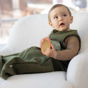 Un sac de couchage en laine mérinos. Pour des nuits au chaud pour bébé. De disana. Achat et conseils pour bien choisir vos vêtements en fibres naturelles, en suisse. Sur Jeteporte à Romont.
