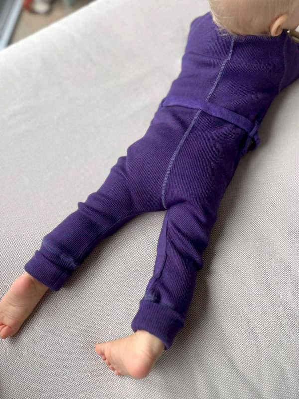 La combinaison de portage manymonths en laine mérinos pour tenir chaud à bébé tout l'hiver! Idéal pour le portage, le ski, le vélo, la voiture et les balades. Achat en Suisse sur jeteporte