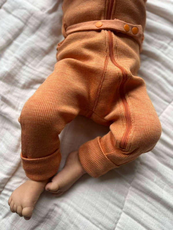 La combinaison de portage manymonths en laine mérinos pour tenir chaud à bébé tout l'hiver! Idéal pour le portage, le ski, le vélo, la voiture et les balades. Achat en Suisse sur jeteporte