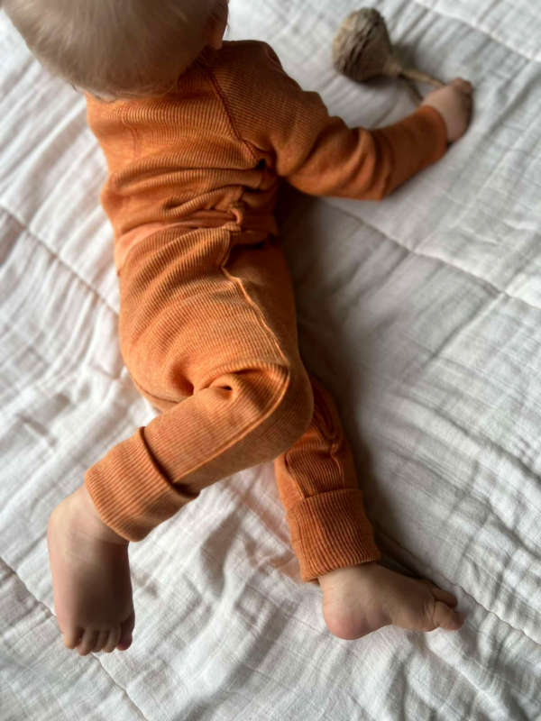La combinaison de portage manymonths en laine mérinos pour tenir chaud à bébé tout l'hiver! Idéal pour le portage, le ski, le vélo, la voiture et les balades. Achat en Suisse sur jeteporte