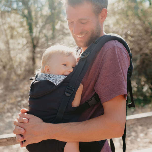 Porte-bébé dès 3 mois. Evolutif 3 ans, physiologique et ergonomique pour la maman et le papa. Réglable. Test et achat en suisse sur Fribourg, à Romont. Jeteporte à 40 minutes de Lausanne