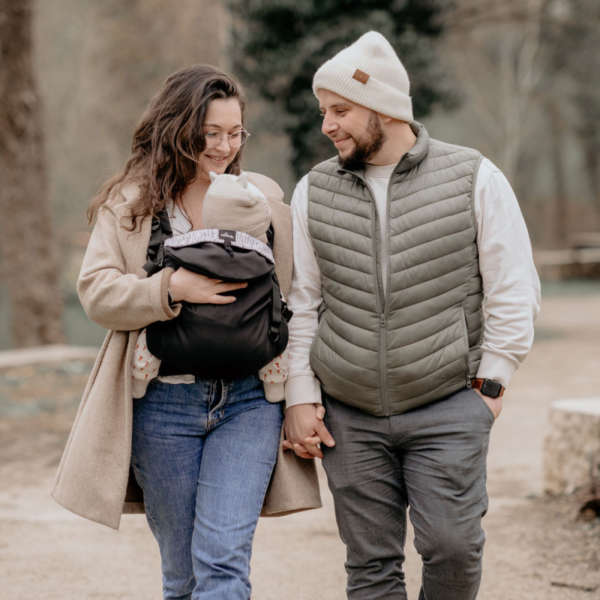 Porte-bébé dès 3 mois. Evolutif 3 ans, physiologique et ergonomique pour la maman et le papa. Réglable. Test et achat en suisse sur Fribourg, à Romont. Jeteporte à 40 minutes de Lausanne
