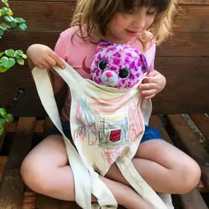 Porte doudou mysol de Girasol. Un cadeau idéal pour votre enfant. Pour faire comme maman et comme papa. Achat en Suisse dans la boutique physiologique du portage.