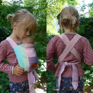 Porte doudou mysol de Girasol. Un cadeau idéal pour votre enfant. Pour faire comme maman et comme papa. Achat en Suisse dans la boutique physiologique du portage.