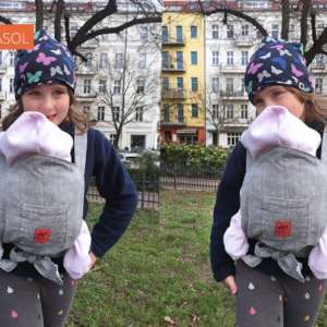 Porte doudou mysol de Girasol. Un cadeau idéal pour votre enfant. Pour faire comme maman et comme papa. Achat en Suisse dans la boutique physiologique du portage.