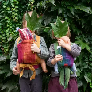 Porte doudou mysol de Girasol. Un cadeau idéal pour votre enfant. Pour faire comme maman et comme papa. Achat en Suisse dans la boutique physiologique du portage.