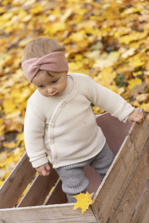 Une jaquette en laine mérinos. Pour des nuits au chaud pour bébé. De disana. Achat et conseils pour bien choisir vos vêtements en fibres naturelles, en suisse. Sur Jeteporte à Romont.
