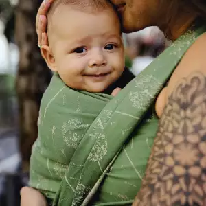 L'écharpe de portage little frog pour porter votre nouveau né dès la naissance. Physiologique, posture de bebe respectée. Achat en Suisse