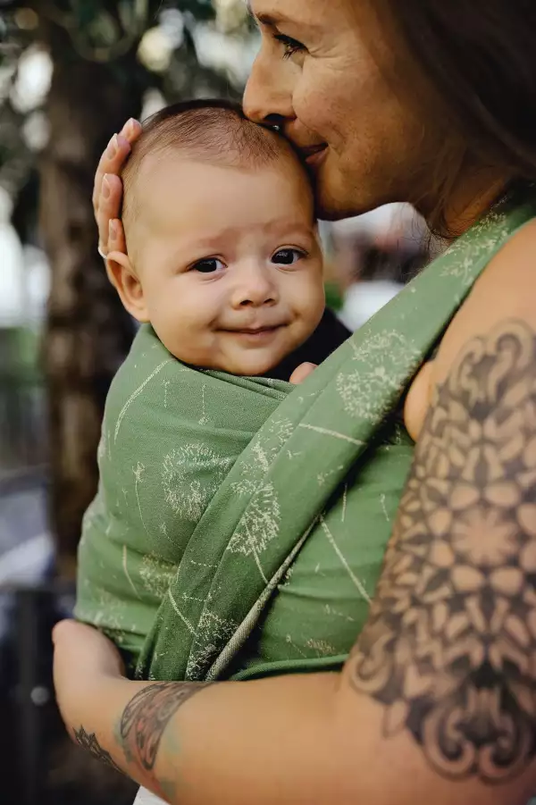 L'écharpe de portage little frog pour porter votre nouveau né dès la naissance. Physiologique, posture de bebe respectée. Achat en Suisse