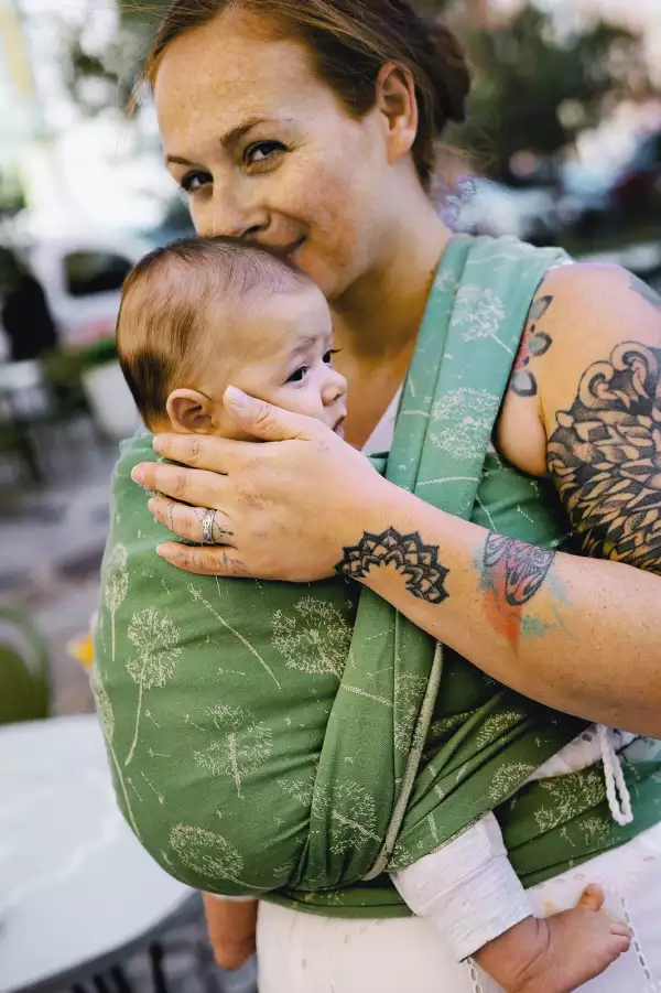 L'écharpe de portage little frog pour porter votre nouveau né dès la naissance. Physiologique, posture de bebe respectée. Achat en Suisse