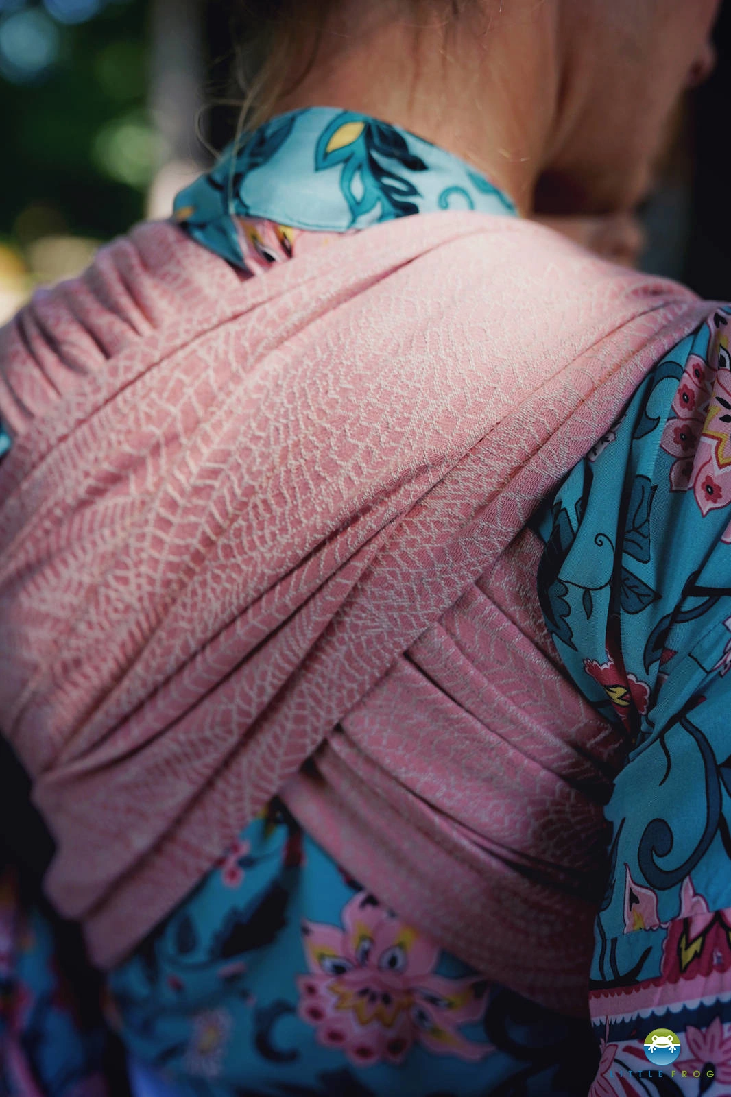 Echarpe_portage_lin_physiologique_Cours_suisse_achat_littlefrog (17) L'écharpe de portage little frog pour porter votre nouveau né dès la naissance. Physiologique, posture de bebe respectée. Achat en Suisse