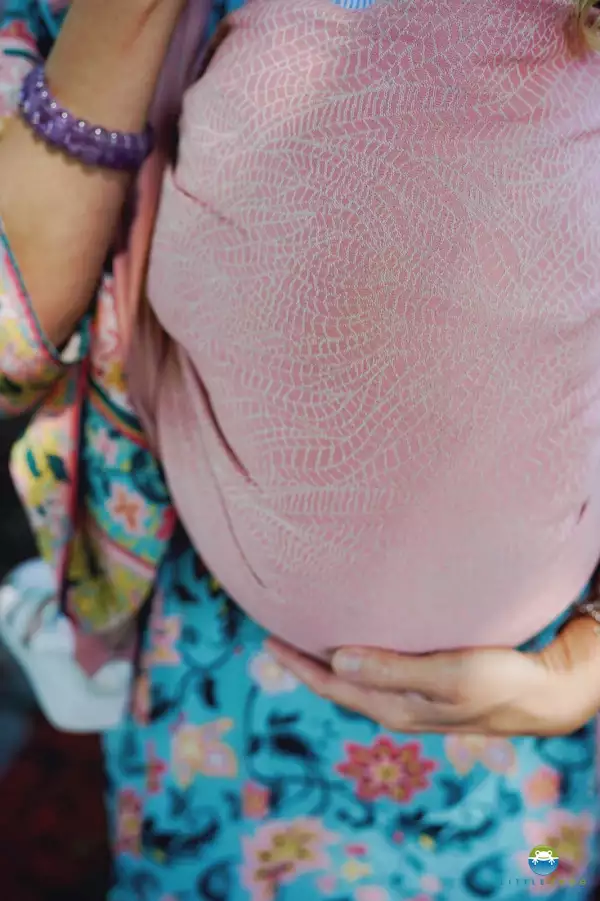L'écharpe de portage little frog pour porter votre nouveau né dès la naissance. Physiologique, posture de bebe respectée. Achat en Suisse