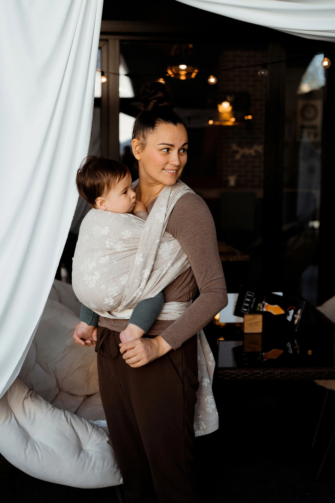 Echarpe_portage_lin_physiologique_Cours_suisse_achat_littlefrog (4) L'écharpe de portage little frog pour porter votre nouveau né dès la naissance. Physiologique, posture de bebe respectée. Achat en Suisse