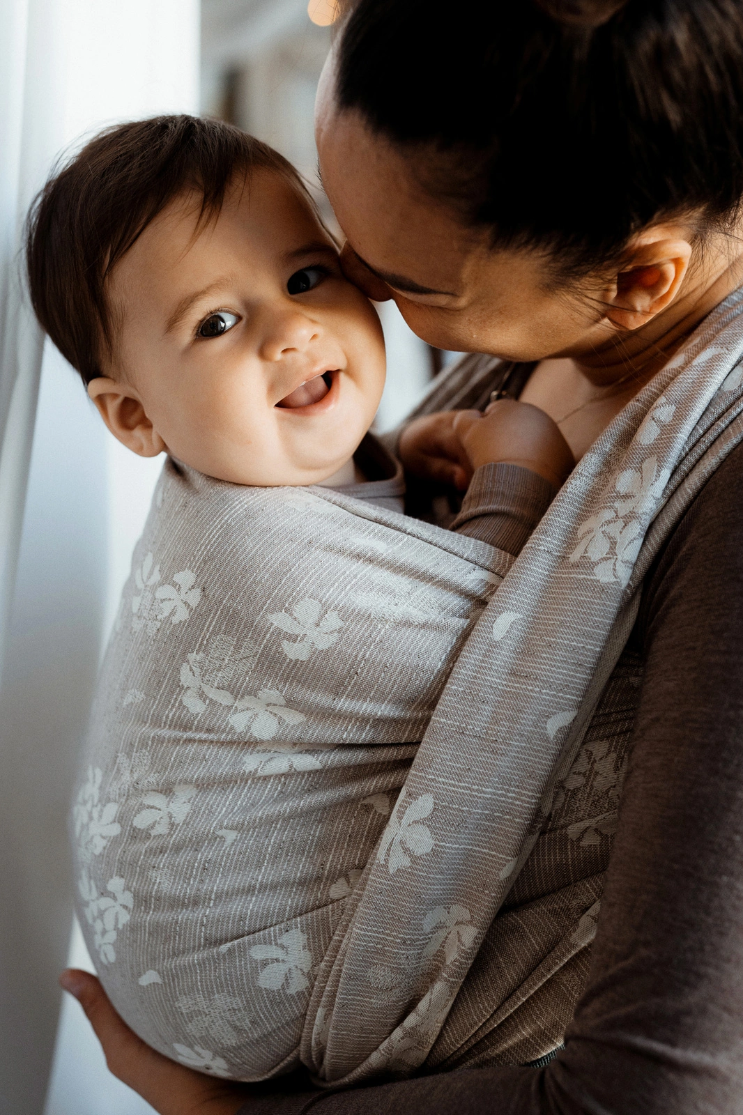 Echarpe_portage_lin_physiologique_Cours_suisse_achat_littlefrog (6) L'écharpe de portage little frog pour porter votre nouveau né dès la naissance. Physiologique, posture de bebe respectée. Achat en Suisse