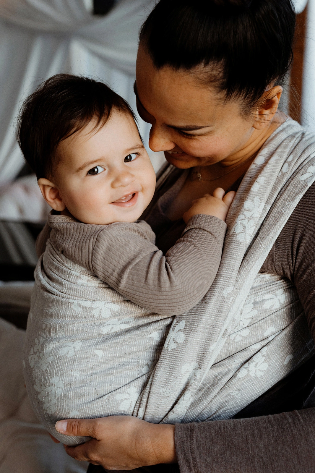 Echarpe_portage_lin_physiologique_Cours_suisse_achat_littlefrog (7) L'écharpe de portage little frog pour porter votre nouveau né dès la naissance. Physiologique, posture de bebe respectée. Achat en Suisse