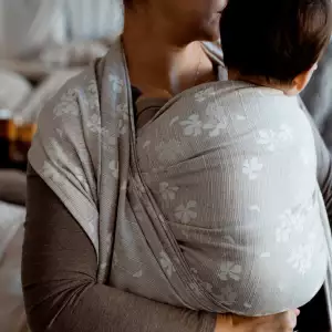 L'écharpe de portage little frog pour porter votre nouveau né dès la naissance. Physiologique, posture de bebe respectée. Achat en Suisse